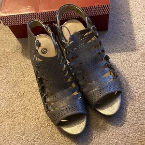 Brand New 10 Bronze Heels Dress Barn